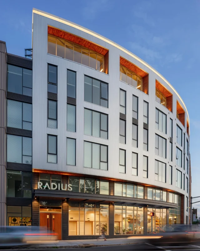 Today, we're taking a look back at RADIUS in Allston, MA.
 
As one of the first major developments on the northern edge of the Western Avenue Corridor, RADIUS greets travelers and residents as they cross into Boston from Watertown and sets the tone for the entire neighborhood.
 
The sophisticated aesthetic caters to the growing population of young professionals in the area. The thoughtfully designed building façade in combination with fresh interior design, inspired by the nearby Charles River, make for an unforgettable atmosphere.
 
Client partner: The Mount Vernon Company
📸: Anton Grassl